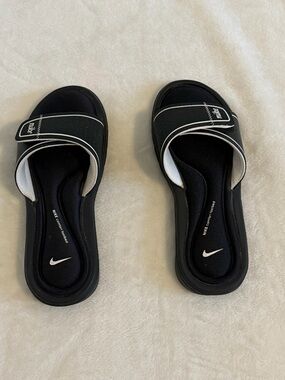 Nike Women’s Size 7 Black & White Adjustable Slide Sandals; like new condition